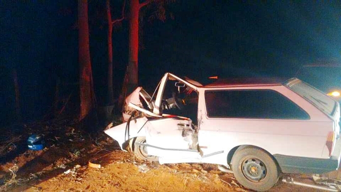 Motorista ferido em colisão de carro contra árvore perto de Macaubal