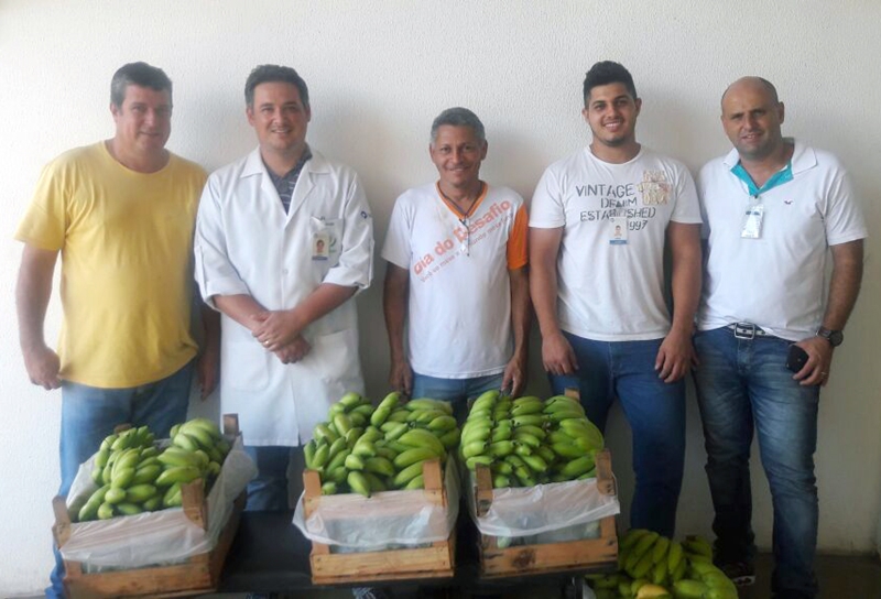 Moradores da região doam alimentos para a Santa Casa