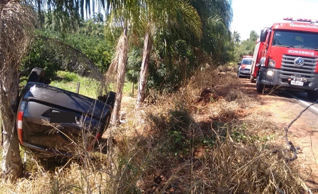 Carro capota e fica enroscado em coqueiro na Estrada 27 em Votuporanga