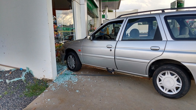 Carro quebra vidro de conveniência em Votuporanga