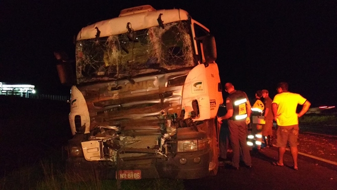 Motorista fica preso em cabine após colisão entre caminhões em Votuporanga