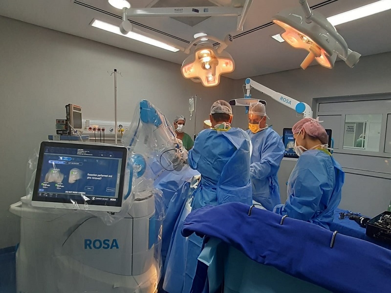 Cirurgia robótica no Austa Hospital substitui joelho 