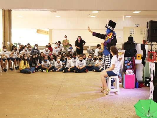 Semana da Criança do Colégio Unifev é marcada por show de mágica