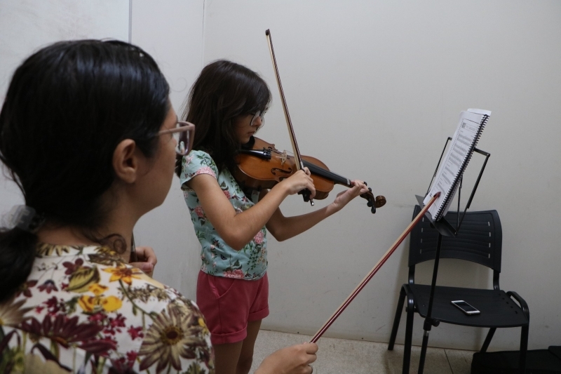 Escola Municipal de Artes oferece cursos gratuitos de música e teatro