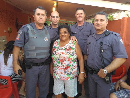 MORADORA DE URÂNIA OFERECE CAFÉ DA TARDE PRA POLICIAIS