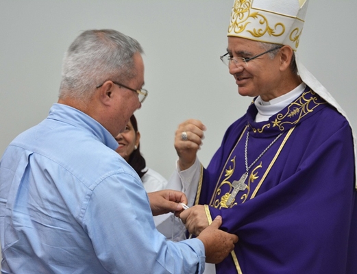 Bispo de Votuporanga realiza missa na Unifev e anuncia transmissão da catedral