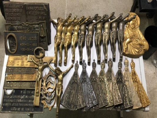 Crime no cemitério: Polícia recupera material de bronze