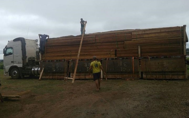 Caminhão lotado de madeira nativa é apreendido em Votuporanga 