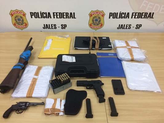 Polícia Federal apreende armas e documentos na casa de servidor público