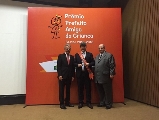 Junior Marão recebe prêmio Prefeito Amigo da Criança da Abrinq