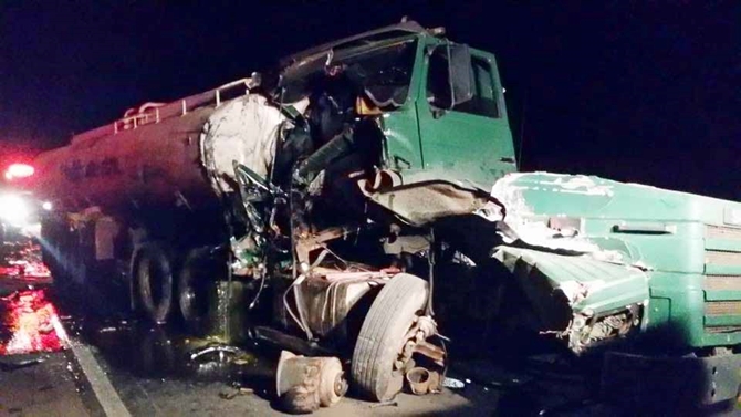 Colisão entre dois caminhões na rodovia Euclides da Cunha fere uma pessoa