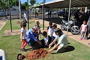Prefeito planta árvores em escola municipal
