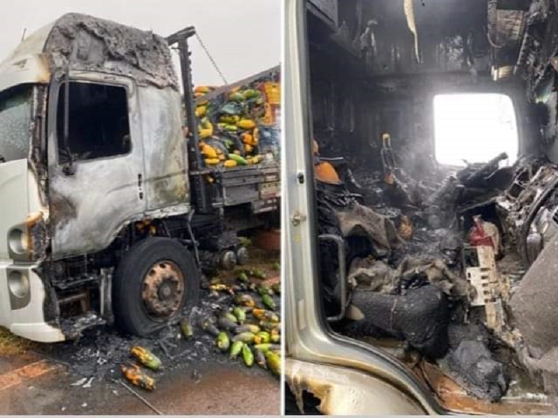 Caminhão carregado de fruta pega fogo