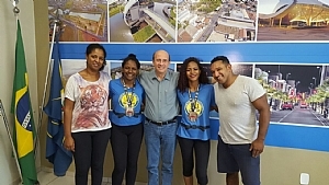 Prefeito recebe irmãs judocas que brilharam em São Paulo