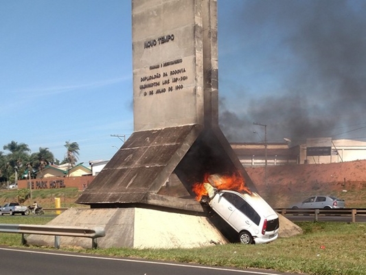 Carro bate em monumento e pega fogo em Rio preto