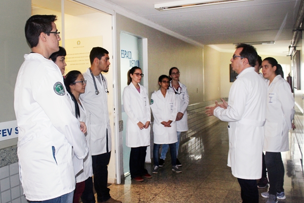NA PRÁTICA: alunos de medicina visitam Santa Casa