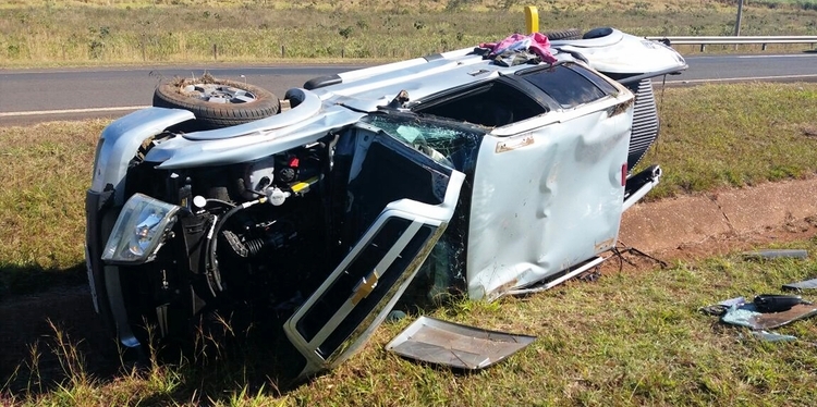CAPOTAMENTO: Motorista sobrevive a acidente perto de Castilho