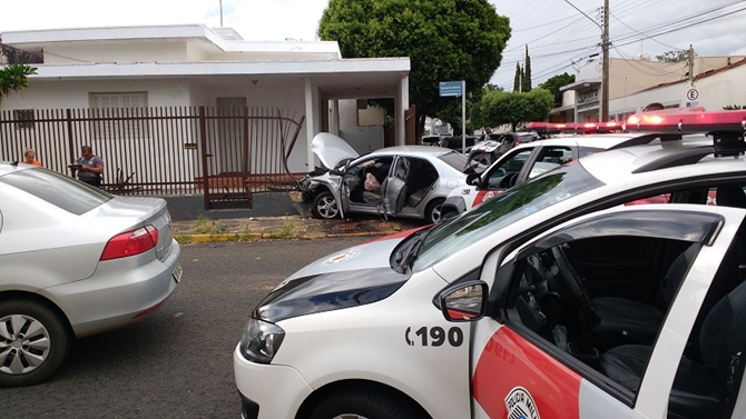 Carro derruba grade de casa após colisão em cruzamento em Votuporanga
