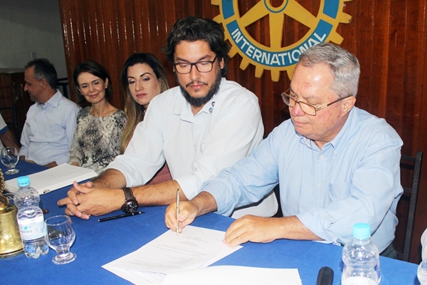 ROTARY CLUB RECEBE DA UNIFEV EQUIPAMENTO PRA SALVAR BEBES