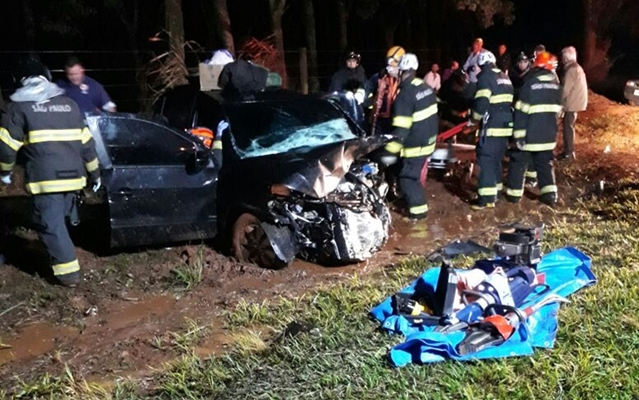 Três pescadores morrem em acidente entre 2 carros em Neves Paulista
