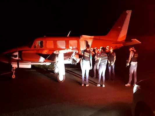 FAB persegue e faz avião com drogas pousar em Fernandópolis