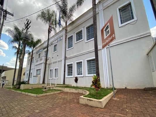 Prefeito concede 5% de aumento aos servidores