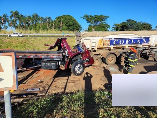 Motorista morre em colisão entre caminhões em Fernandópolis