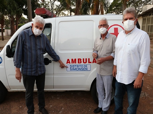 Prefeito Jorge Seba entrega ambulância para Simonsen