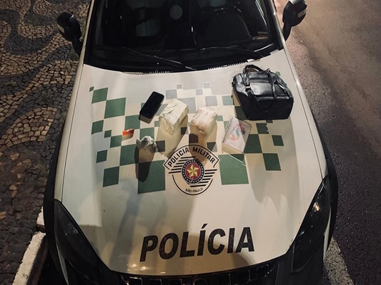 Polícia Ambiental pega 2 vendendo maconha em estrada 