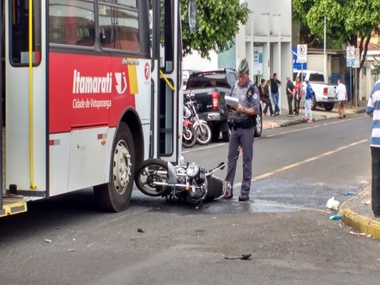 Motociclista tem fratura exposta em batida com ônibus em Votuporanga 