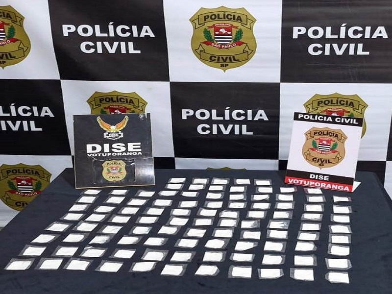 Mulher manda criança buscar droga e foge da polícia 