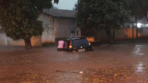 Chuva forte alaga ruas e água invade carros e casas em Ilha Solteira