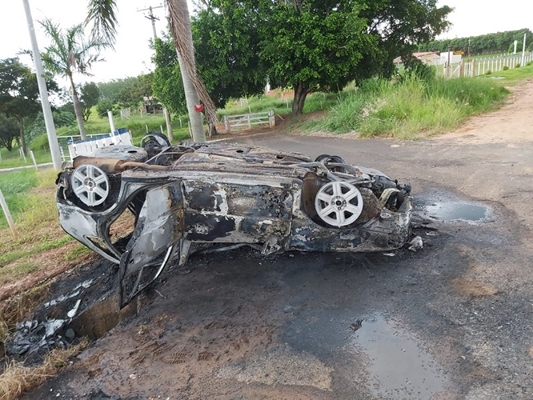 Carro capota e pega fogo em acidente em vicinal