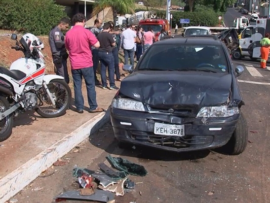 Caminhão perde freio e provoca acidente com 9 carros em Rio Preto