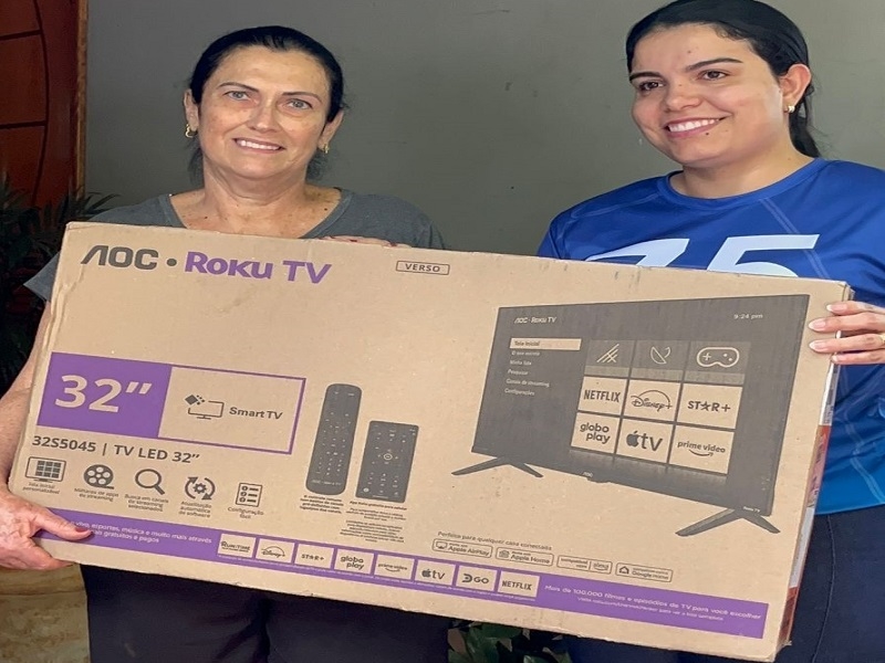 Moradores da Cecap II ganham TV e celulares da Santa Casa