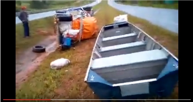 Carretinha descontrola caminhonete e derruba barco na Euclides da Cunha