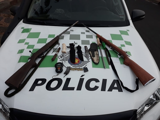 Polícia Ambiental pega caçadores com armas 