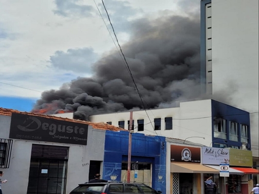 Incêndio destrói loja no centro de Jales