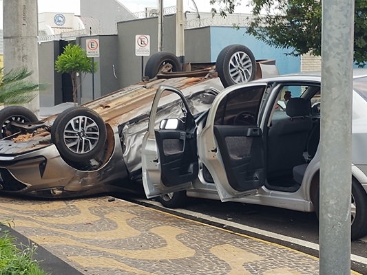 Carro de aplicativo tomba atingido em semáforo