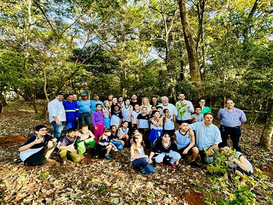 Plantio de mudas na Casa do Bosque de Votuporanga