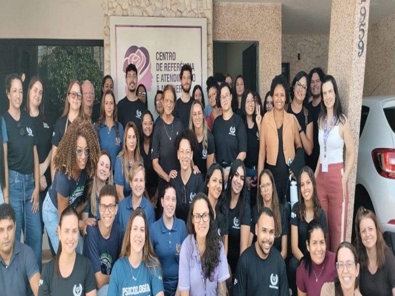 Encontro sobre enfrentamento à violência contra a mulher com universitários