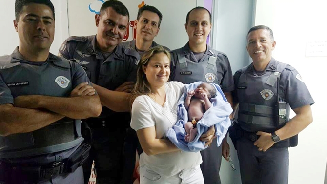 Policiais fazem parto de mulher que caminhava para hospital em Rio Preto