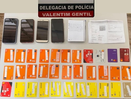 Dezenas de cartões e documentos apreendidos 