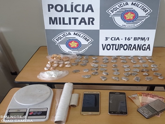 Polícia Militar acha esconderijo de drogas em mata