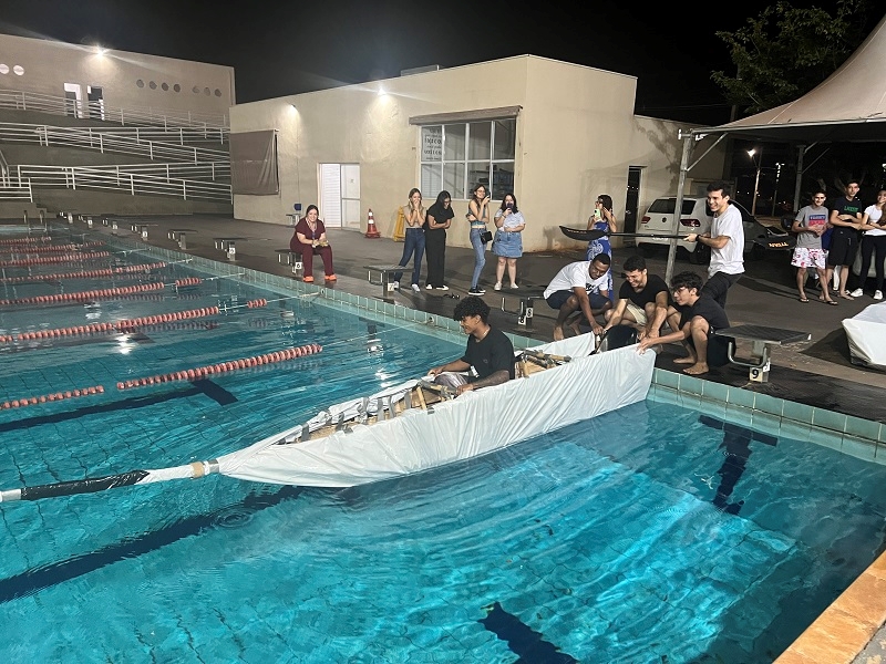 Alunos da Engenharia Mecânica promovem 'campeonato de barcos'