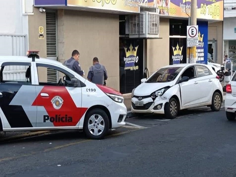 Médico com carro irregular é flagrado na contramão 