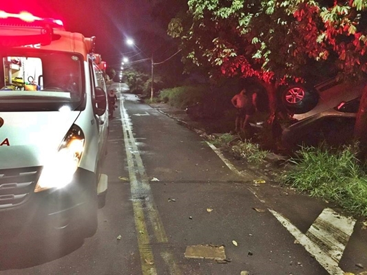 Casal ferido em capotamento em Fernandópolis