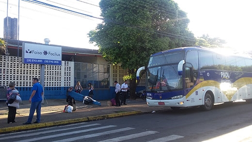 Passageiros de ônibus são agredidos em assalto