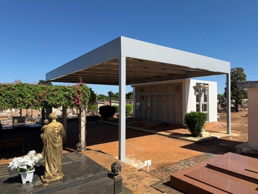 Prefeitura instala cobertura próxima à Capela do Cemitério Municipal