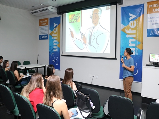 UNIFEV faz palestra sobre coranívurs a alunos e equipe